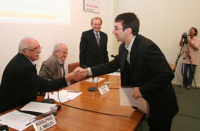 Adolpho José Melfi entrega certificado para novo afiliado da ABC