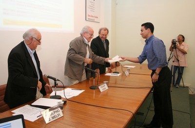 César Ades entrega certificado para novo afiliado da ABC