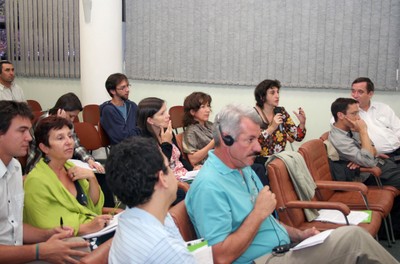 Participante do público faz perguntas durante o debate
