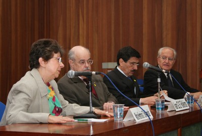 Maria Hermínia Tavares de Almeida, Ivan Gilberto Sandoval Falleiros, Carlos Roberto Azzoni e César Ades