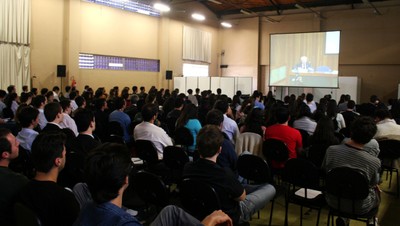 Público assiste ao evento através de telão em outra sala