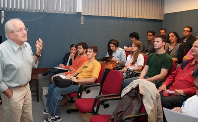 César Ades durante sua apresentação