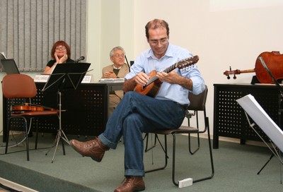 Marlui Miranda e Alfredo Bosi, ao fundo e Ivan Vilela