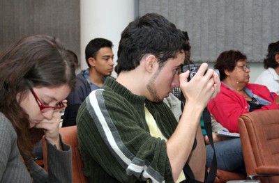 Aluno fotografa durante curso
