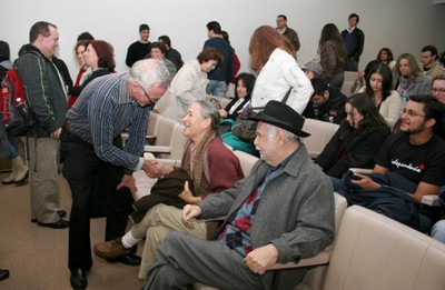 Robert Trivers cumprimenta Francisca Carolina do Val e Paulo Vanzolini