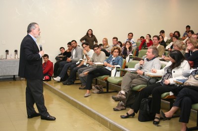 Sérgio Danilo Pena debate com pessoa do público
