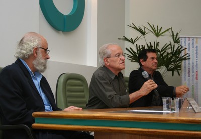 César Ades abre o evento ao lado de Roberto Lent e Luiz Roberto Giorgetti de Brito