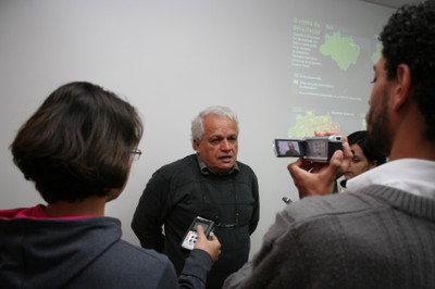 Alunos fotografam e entrevistam Ariovaldo de Oliveira