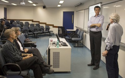 sentados; Angus Morrison-Saunders e Jenny Pope, em pé; Luis Enrique Sanchez e Pedro Jacobi