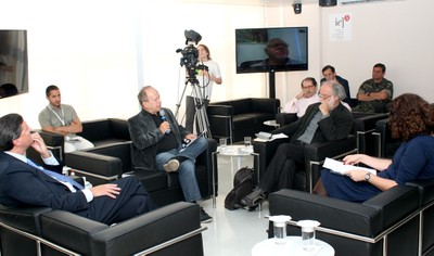 Pedro Dallari, Renato Janine, Bernardo Sorj via video conferência, Massimo Canevacci e Deisy Ventura