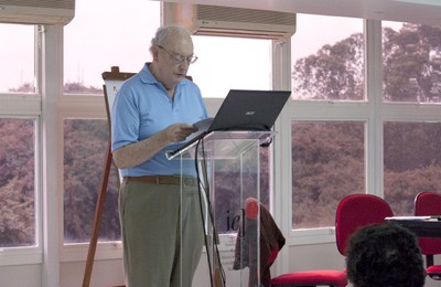 Hugh Lacey faz abertura do evento
