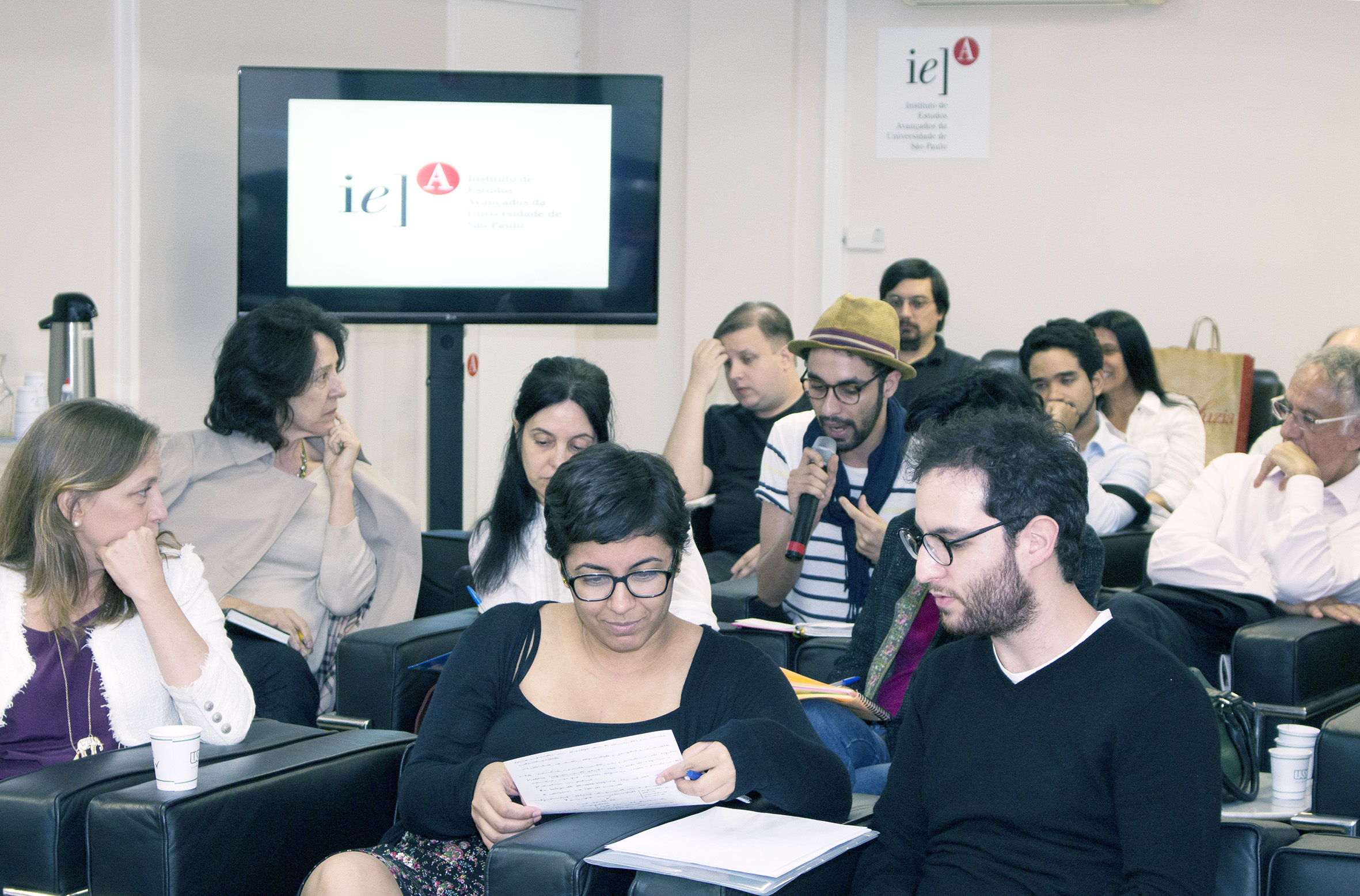 Participante do público debate com expositores
