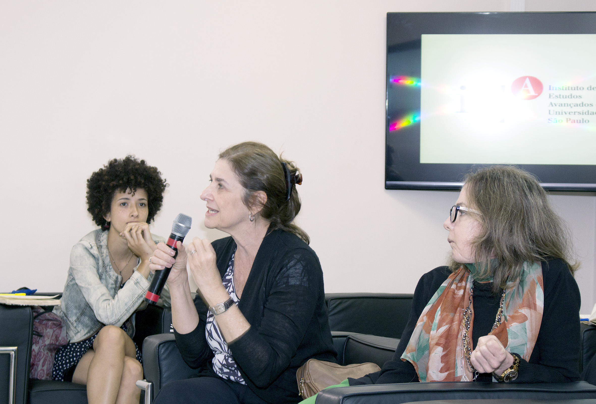 Cynthia Andersen Sarti debate com expositores