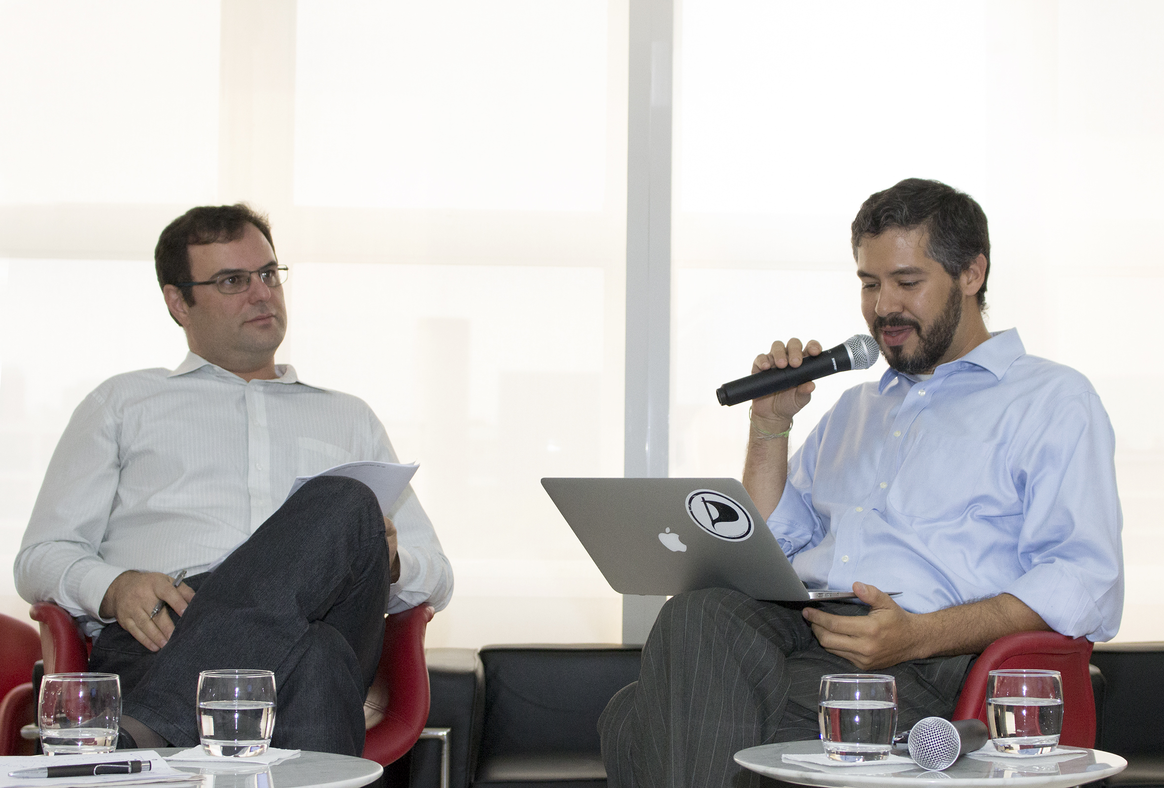 Gustavo Tosello Pinheiro faz sua apresentação sob olhar de Evandro Mateus Moretto