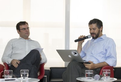 Gustavo Tosello Pinheiro faz sua apresentação sob olhar de Evandro Mateus Moretto