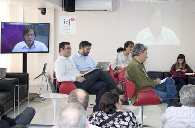 Via skype, Célio Bermann faz sua intervenção no evento