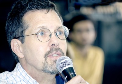 participante da platéia faz perguntas aos expositores