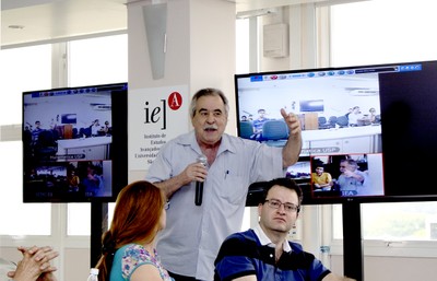 Sylvio Ferraz de Mello debate com expositores