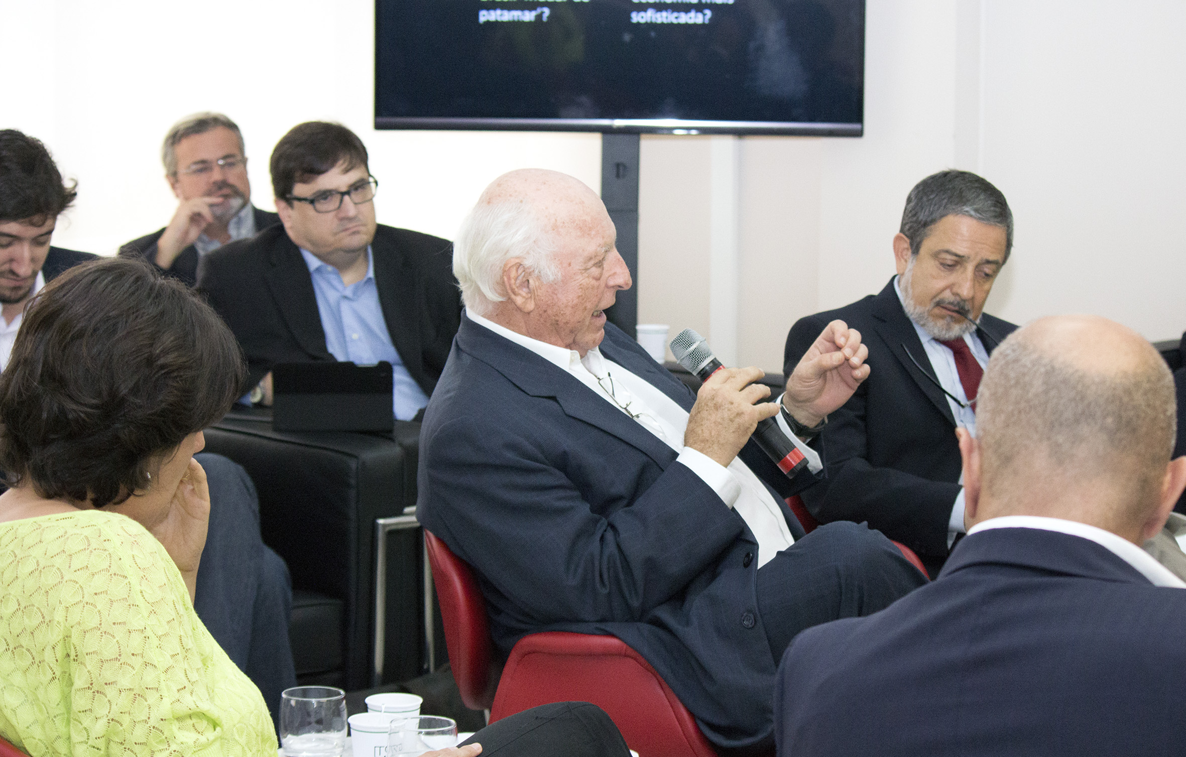 Jorge Gerdau Johannpeter responde ao moderador