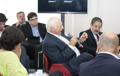 Jorge Gerdau Johannpeter responde ao moderador