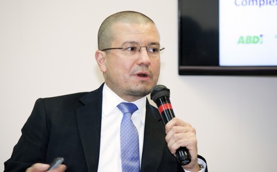 Roberto dos Reis Álvarez explica a dinâmica do evento
