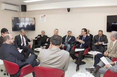 Debatedores atentos à fala de Paulo Cesena