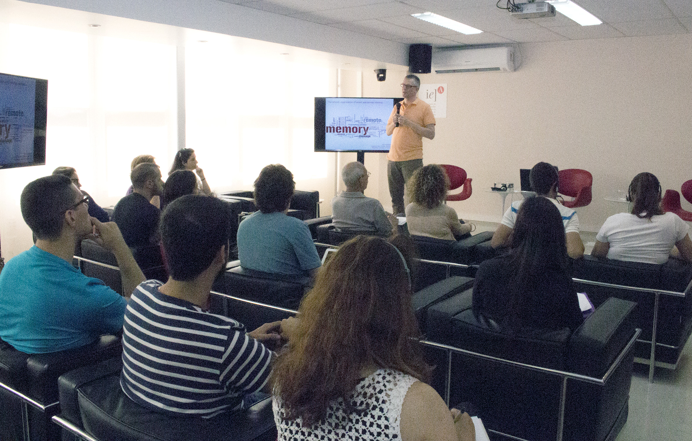 Paul Frankland inicia sua apresentação