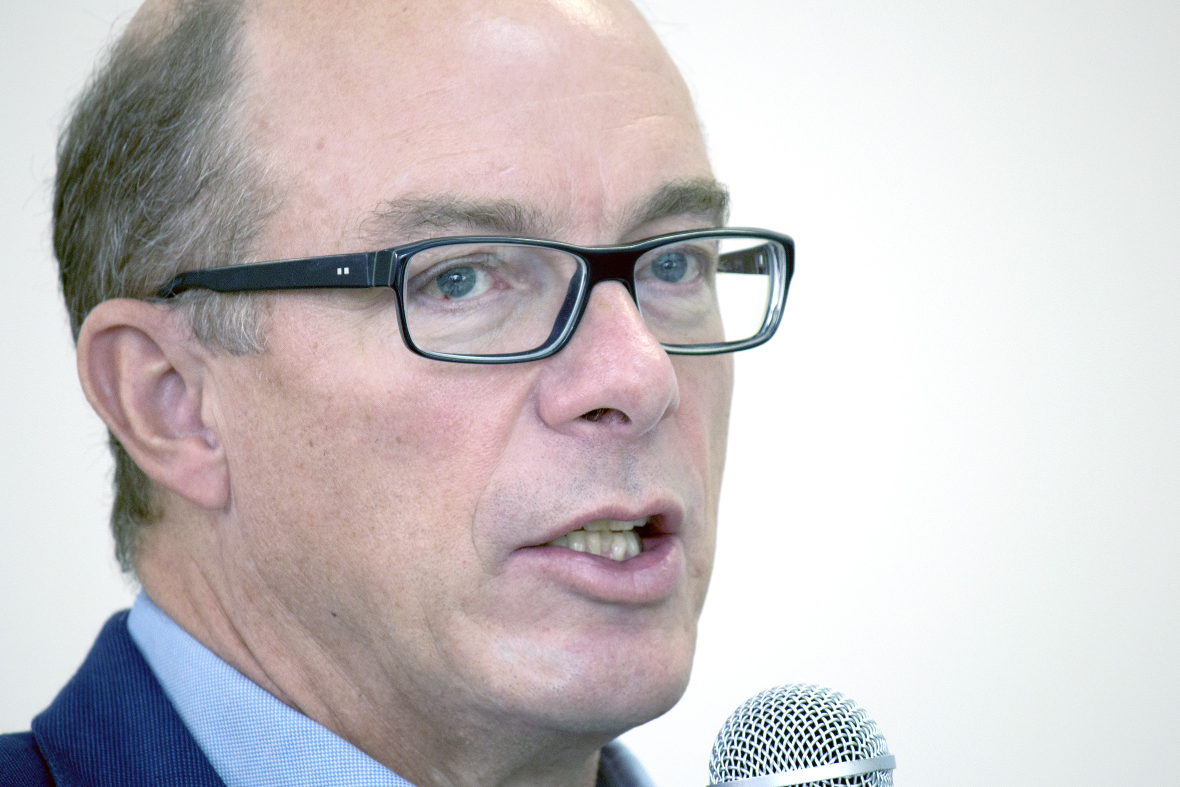 David Dean da início a sua apresentação
