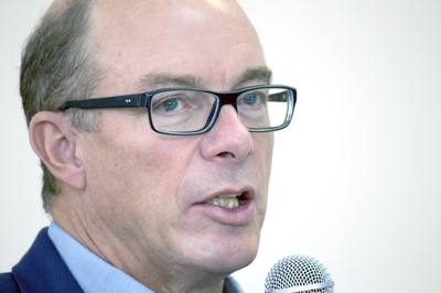 David Dean da início a sua apresentação