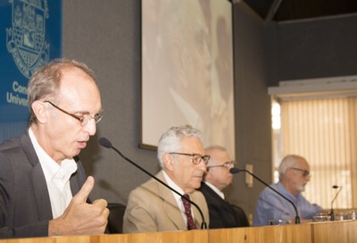 Martin Grossmann abre a cerimônia de homenagem aos honorários