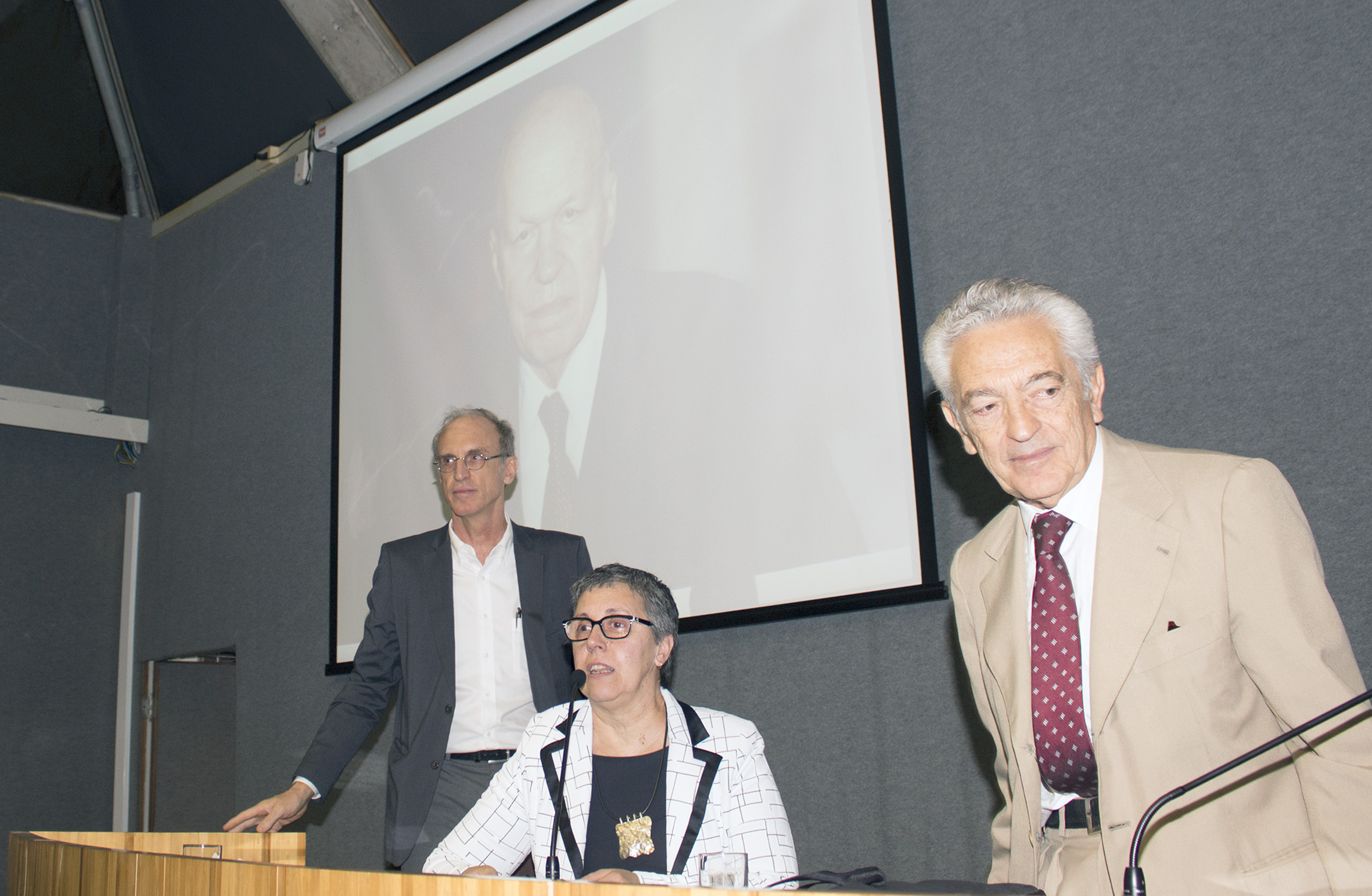 Marilda Gifalli ladeada por Alfredo Bosi e Martin Grossmann