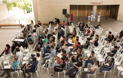 Público no saguão externo ao evento