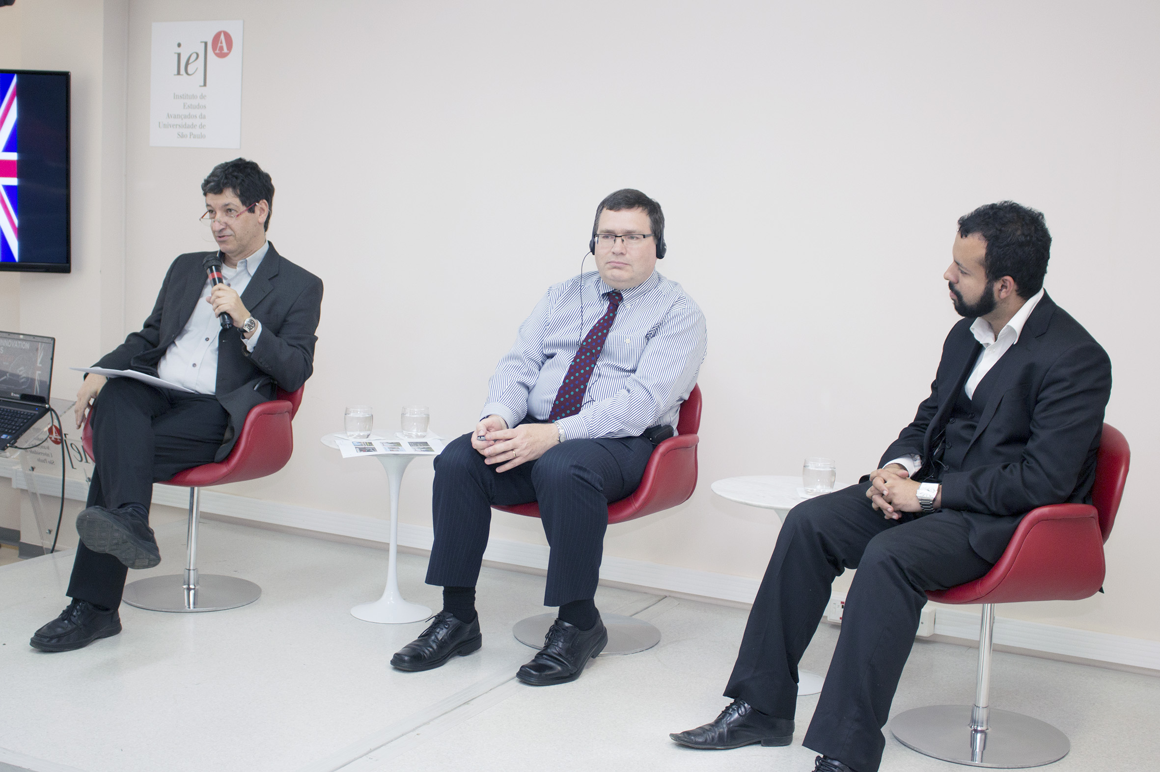 Mario Sergio Salerno abre o evento e apresenta Richard A. Williams