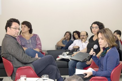 Exposição de Tania Rivera ladeada por Márcio Seligmann, Rossana Reis e Janaina Teles.