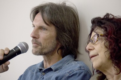 Andreas Knitz faz intervenção durante a apresentação de Tania Rivera
