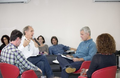 Martin Grossmann coordena a mesa sob Artes Plásticas.