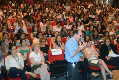 participante do público faz perguntas aos expositores