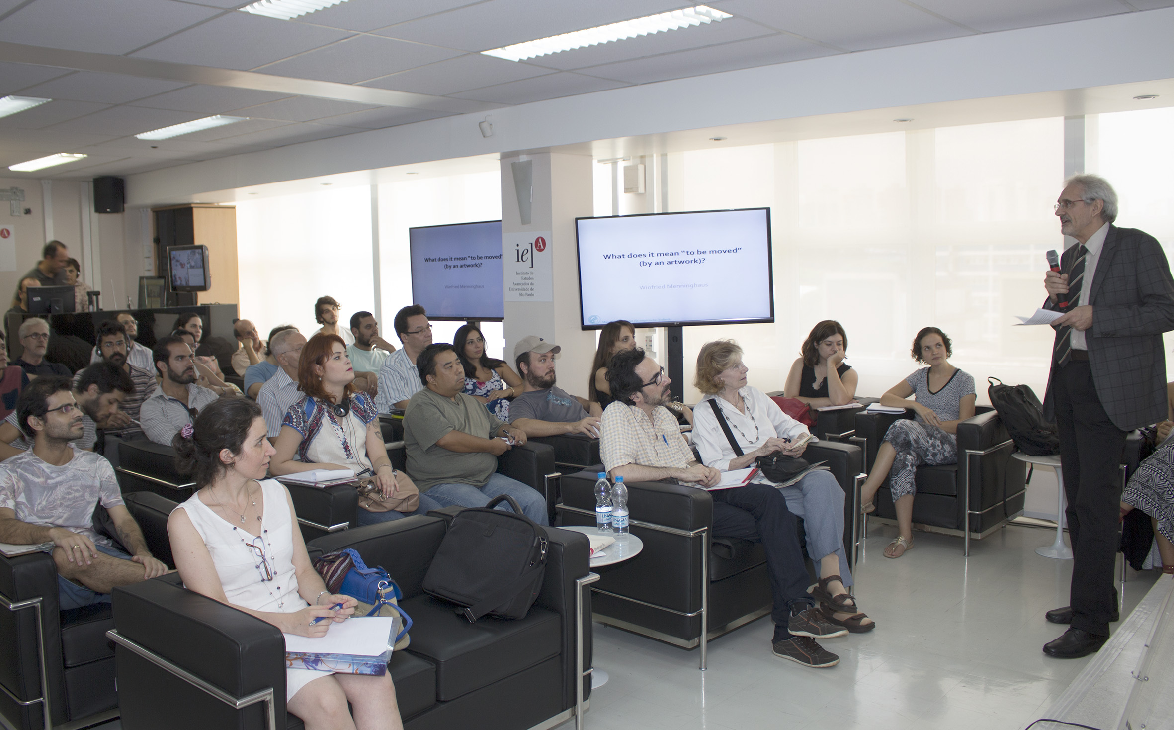 Helmut Galle diante do público presente ao evento