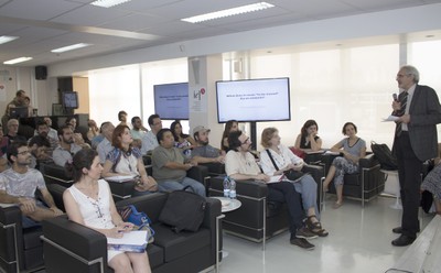 Helmut Galle diante do público presente ao evento