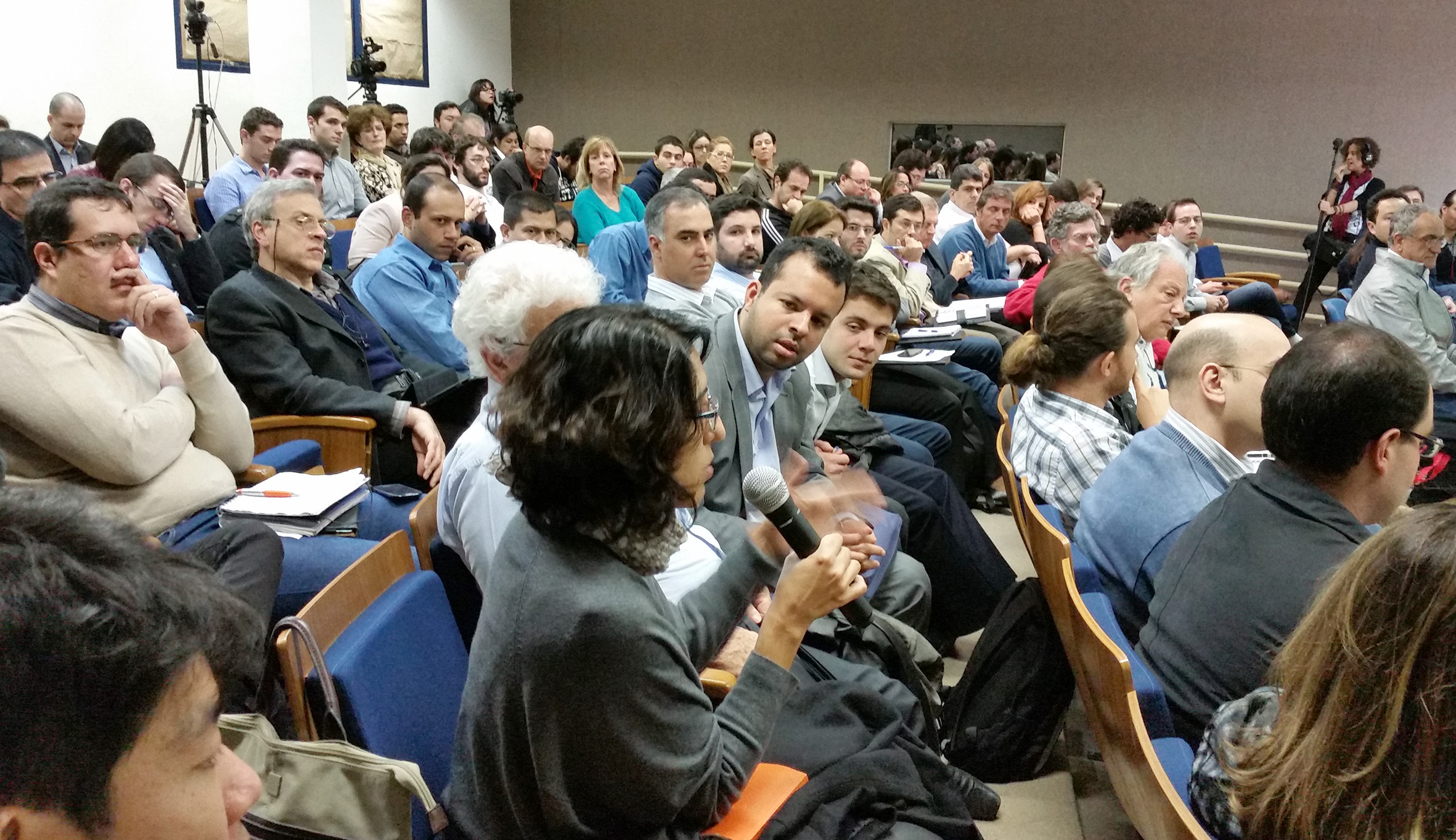 Participante do público debate com a expositora
