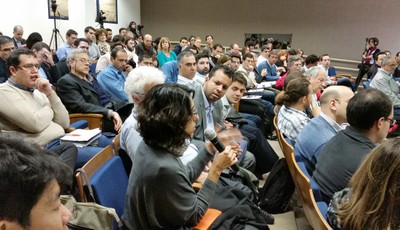 Participante do público debate com a expositora