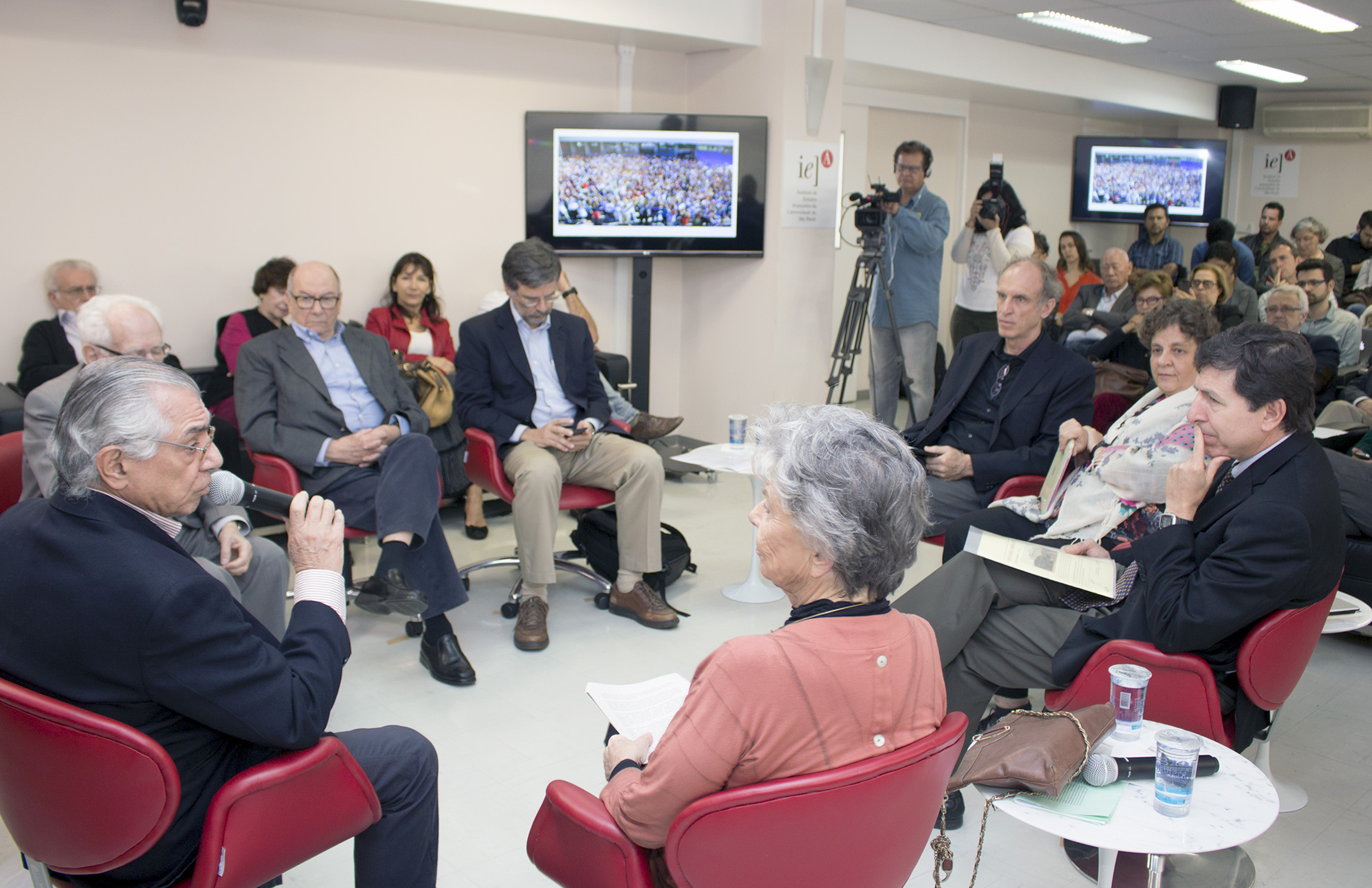 José Alvaro Moisés faz a apresentação dos debatedores no evento