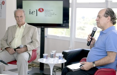 Renato Janine Ribeiro abre o evento e apresenta Luiz Bevilacqua