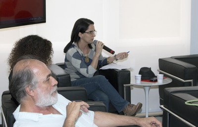 Participante do Público faz perguntas aos expositores