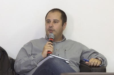 Adami Campos fala durante o debate