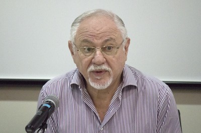 Bernardo Sorj faz a abertura do evento e apresenta os expositores