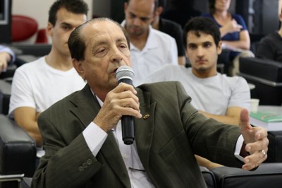 Antonio Carlos Cassaro faz perguntas durante o debate