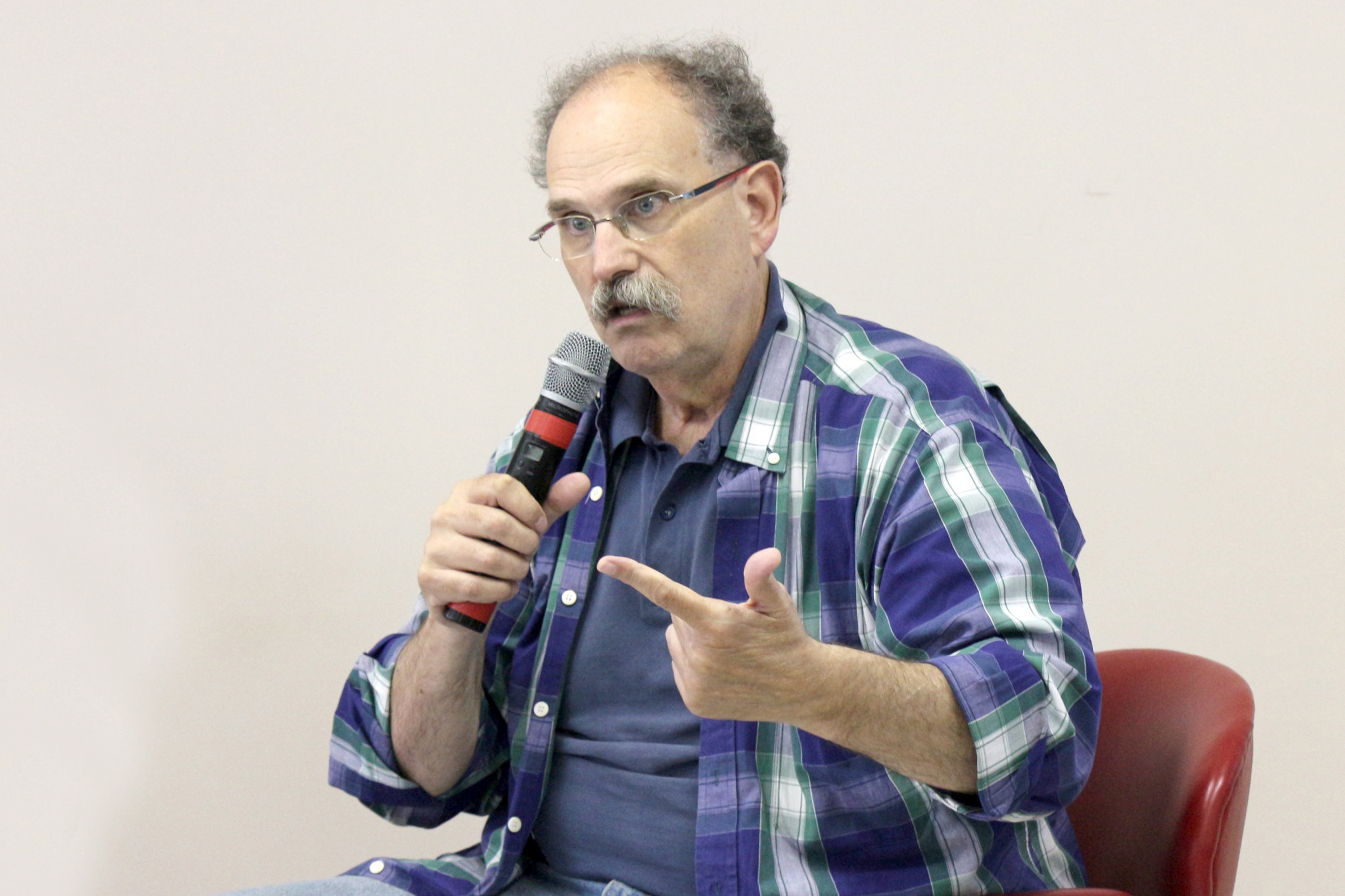 Glauco Arbix responde as perguntas do público