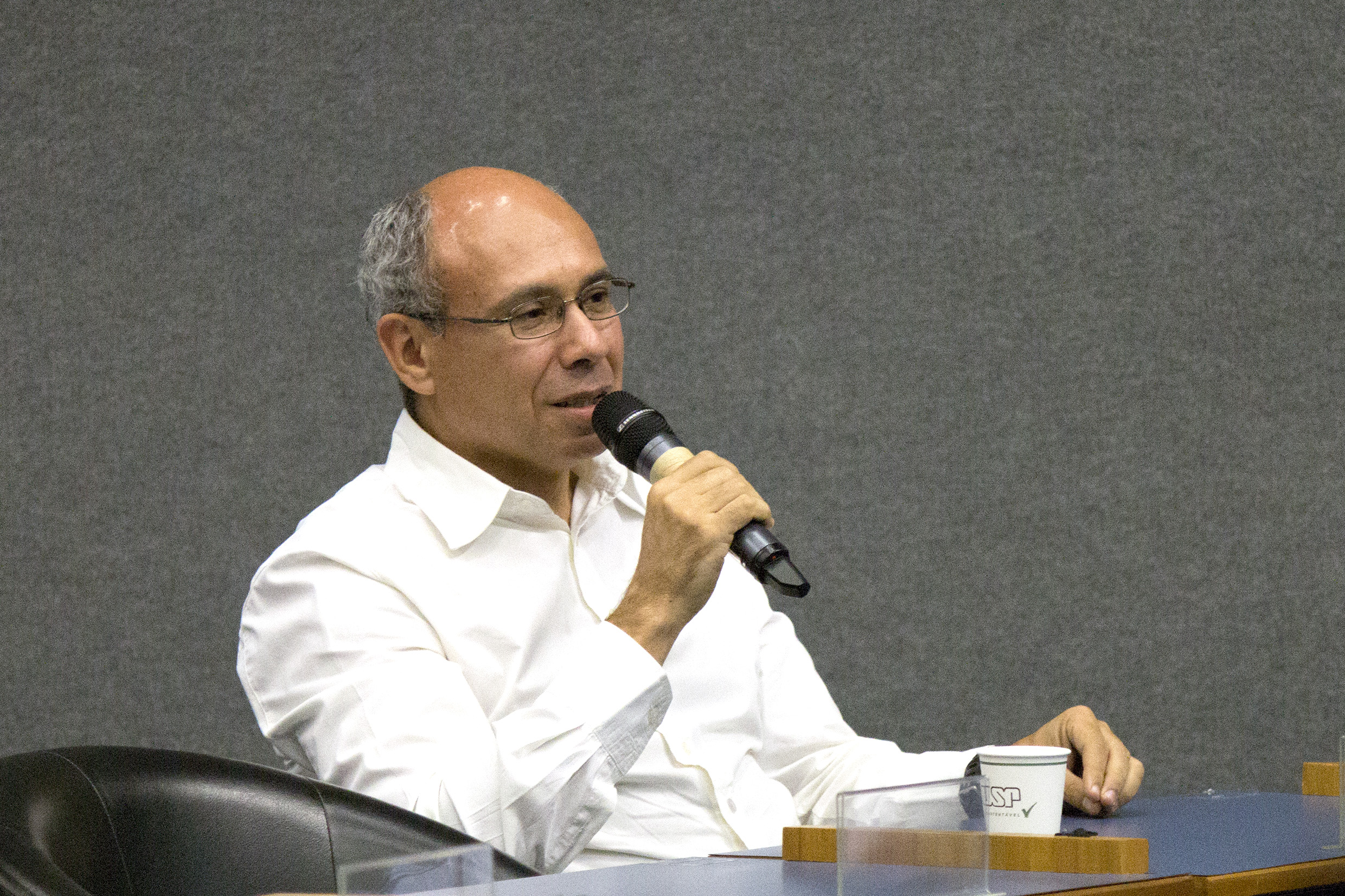 Wagner Costa Ribeiro faz perguntas ao expositor
