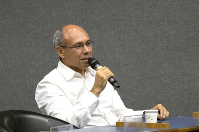 Wagner Costa Ribeiro faz perguntas ao expositor